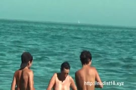 زوجان شابان يمارسان الجنس على الشاطئ العام.